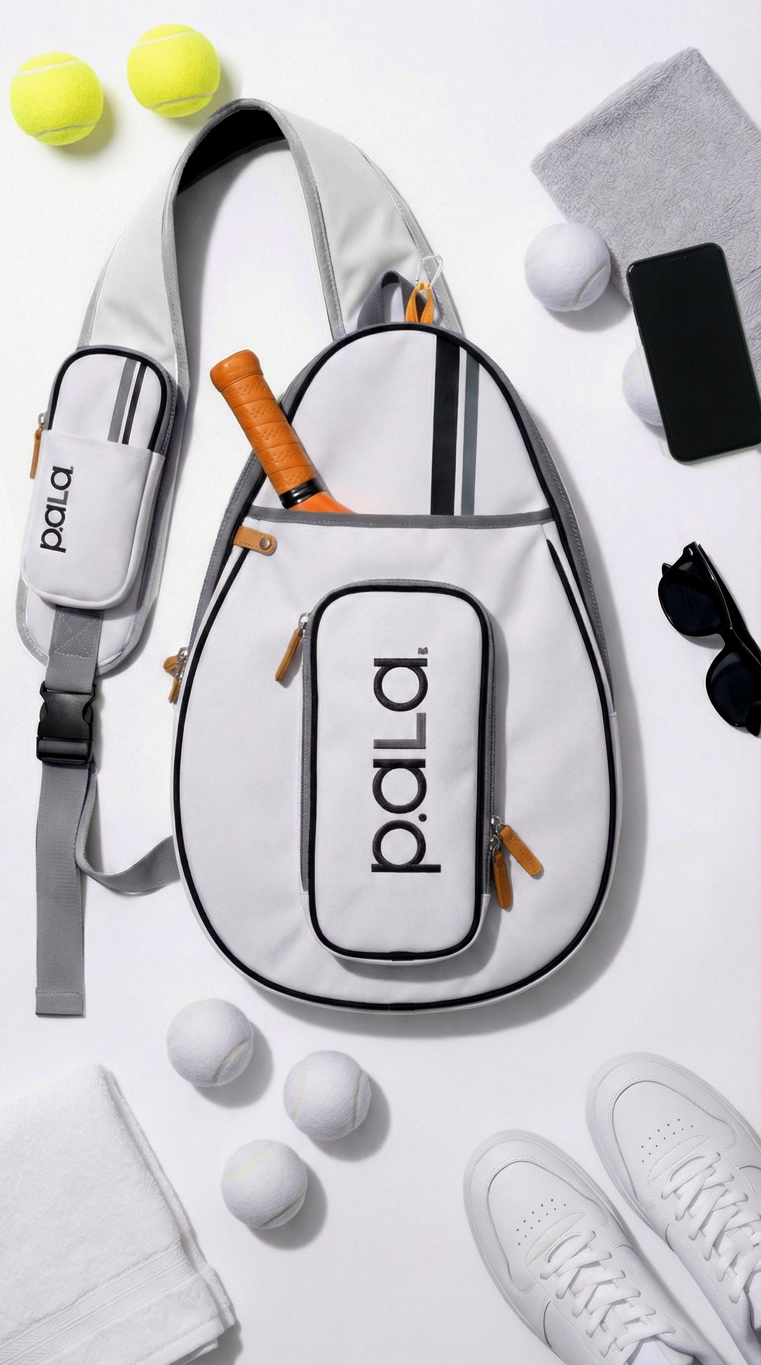 mochila de padel blanca con accesorios