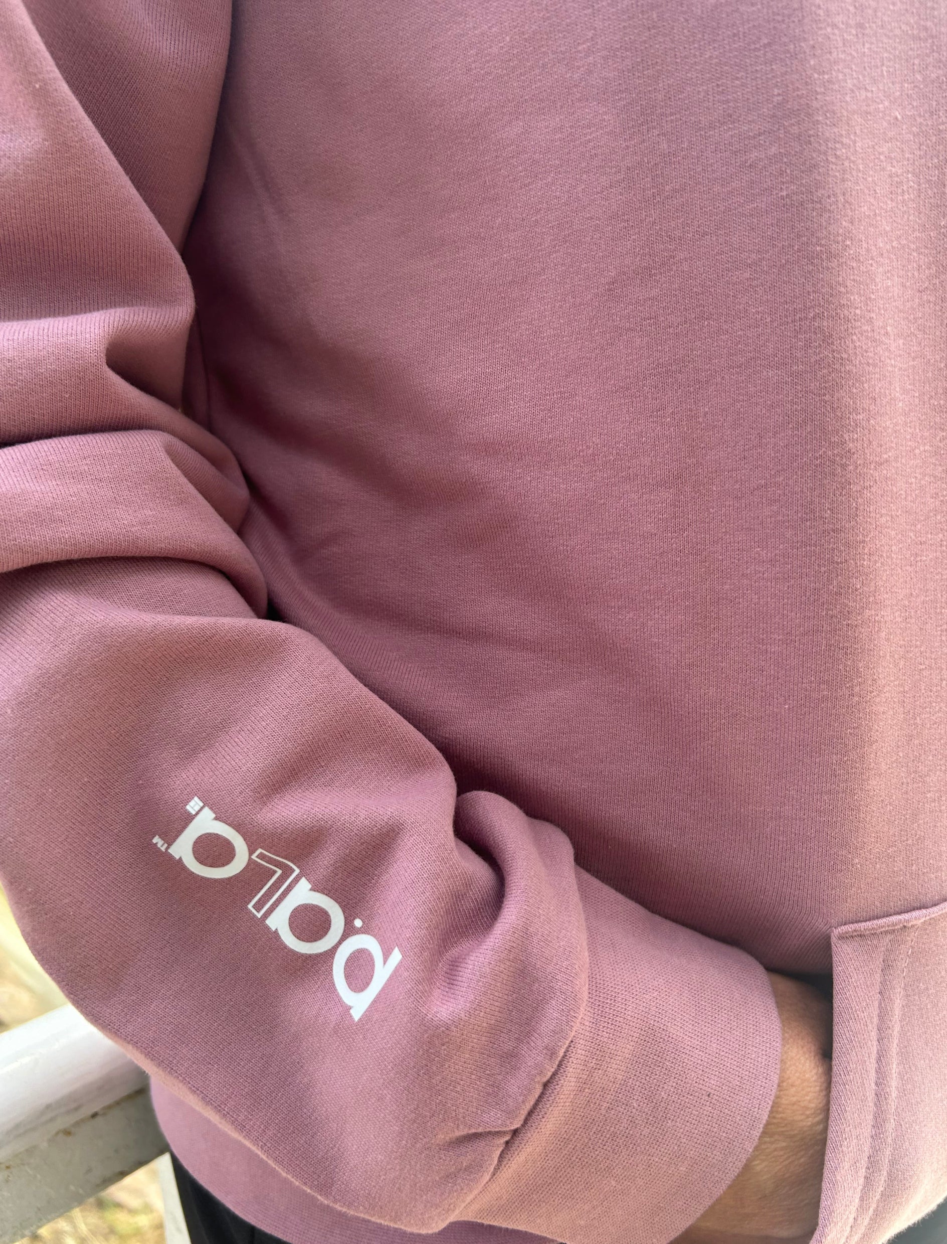 Comfortable women's padel hoodie in dusty purple with practical pockets