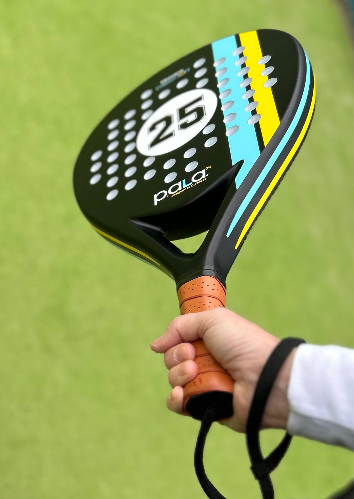 Lightweight padel racket made with carbon fiber for beginners and intermediate players