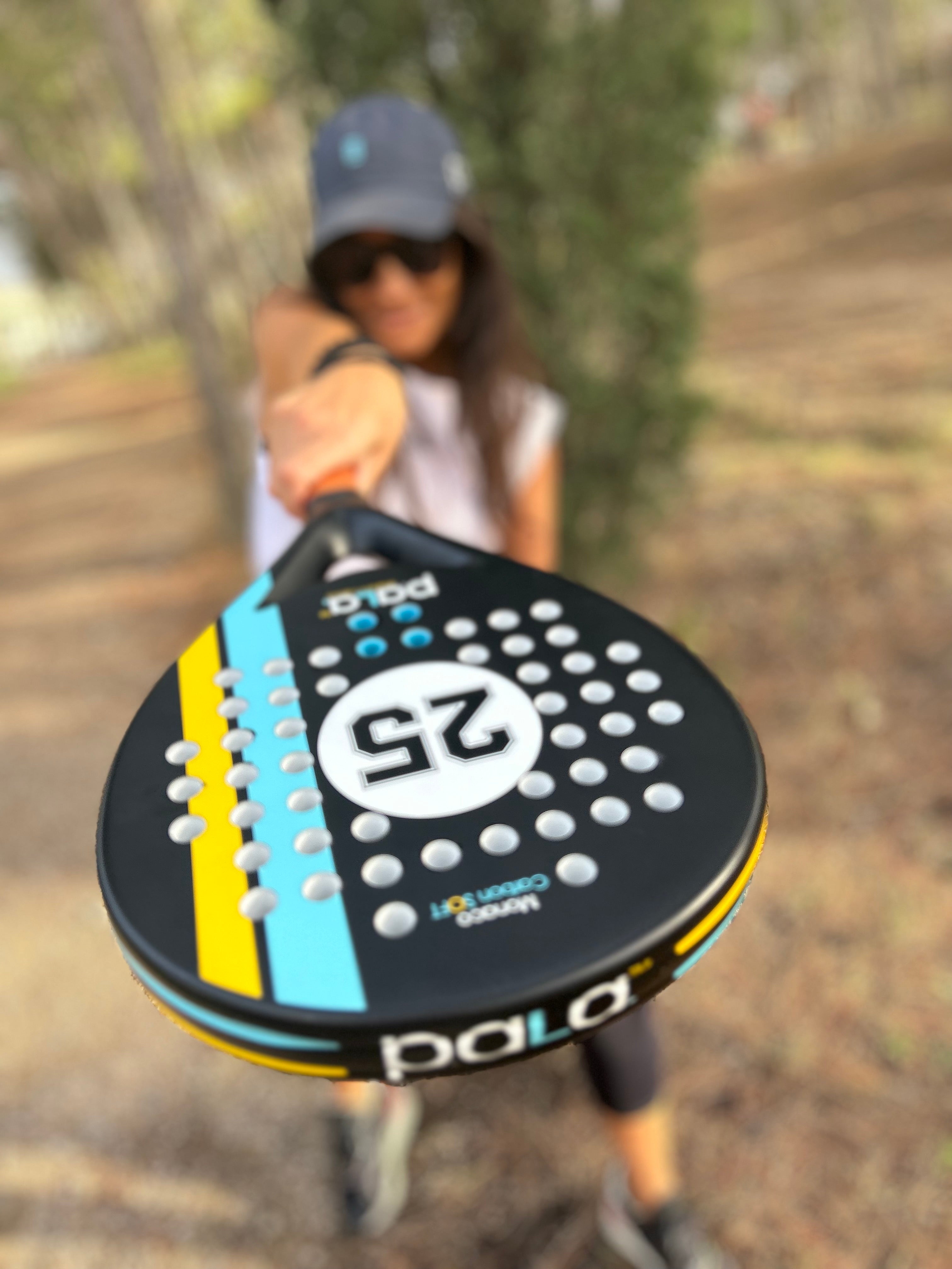 Round-shaped padel racket with expanded sweet spot for accuracy