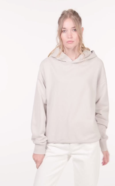 The  padel hoodie features a classic design with a front pocket (not visible in the image but implied), ribbed cuffs, and a ribbed hem. padel usa