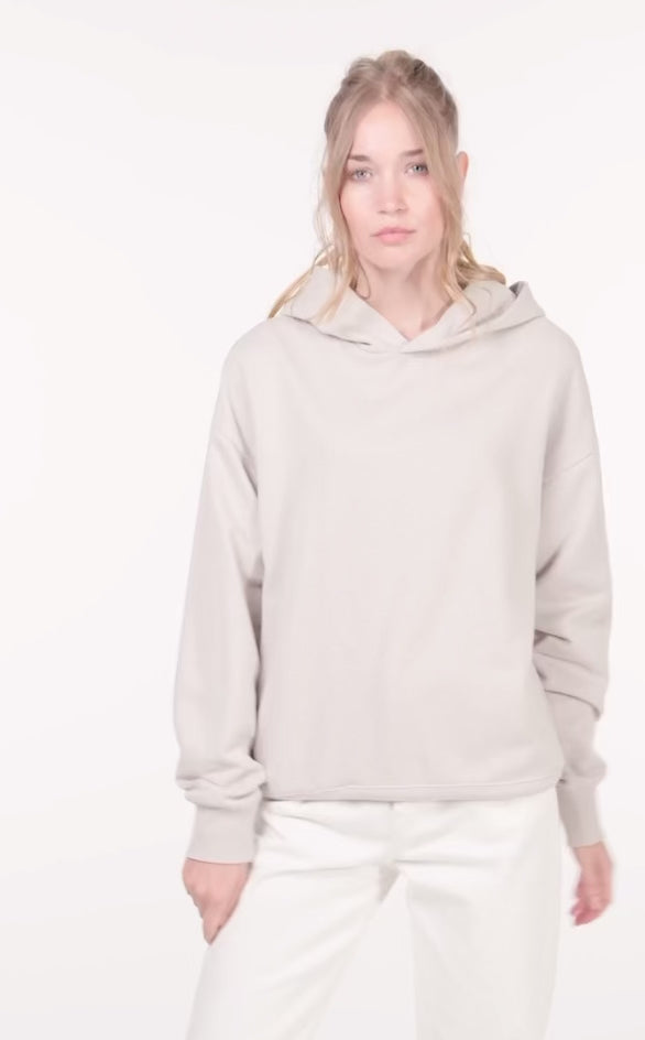 The  padel hoodie features a classic design with a front pocket (not visible in the image but implied), ribbed cuffs, and a ribbed hem. padel usa